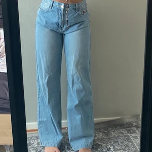 Snygga butterflyjeans  - säljer dessa jeans som tyvärr är för stora för mig. Är av bra kvalite och vet inte märket på jeansen. Är av fjärilsdetaljer som är insydda. Är utsvängda och raka nerifrån och upp. Är storlek L men är som en M också. Är 167 och passar perfekt för mig gällande längd. 