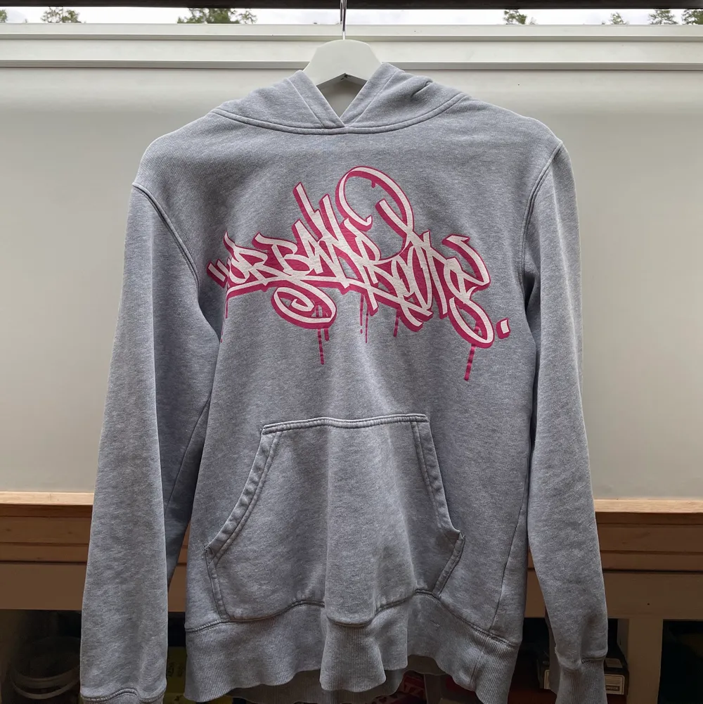 Supersnygg hoodie, köpt secondhand men är i superfint skick💞skriv om det finns några frågor💕. Hoodies.