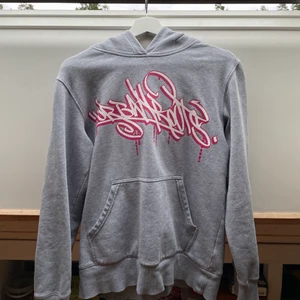 Hoodie - Supersnygg hoodie, köpt secondhand men är i superfint skick💞skriv om det finns några frågor💕