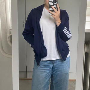 Blå- och vitrandig munkjacka - Köpt på second hand, fint skick förutom att piggen på dragkedjan är borta. Om man är händig kan man enkelt sätta dit en ny. Står ej vilken storlek men jag skulle säga S/M. För referens är jag är 1,73 cm lång, har 40 i byxor och s/m topp✨