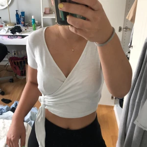 Vit topp från Monki - Knappt använd, strl Xs men passar även S