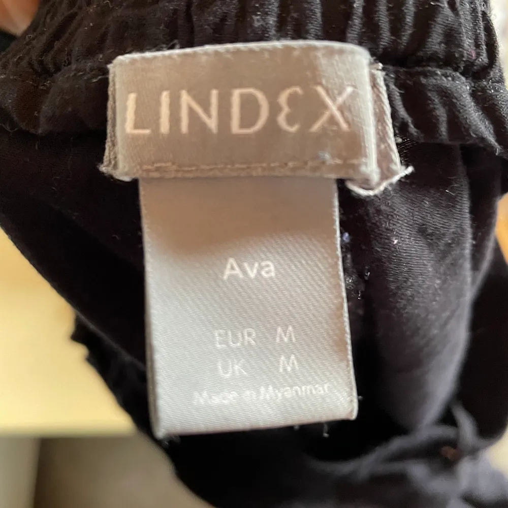 Extremt bekväma Byxor från Lindex i storlek M! Passar även S. Aldrig använd bara testad🤎 stryks innan jag skickar. Frakt tillkommer! . Jeans & Byxor.