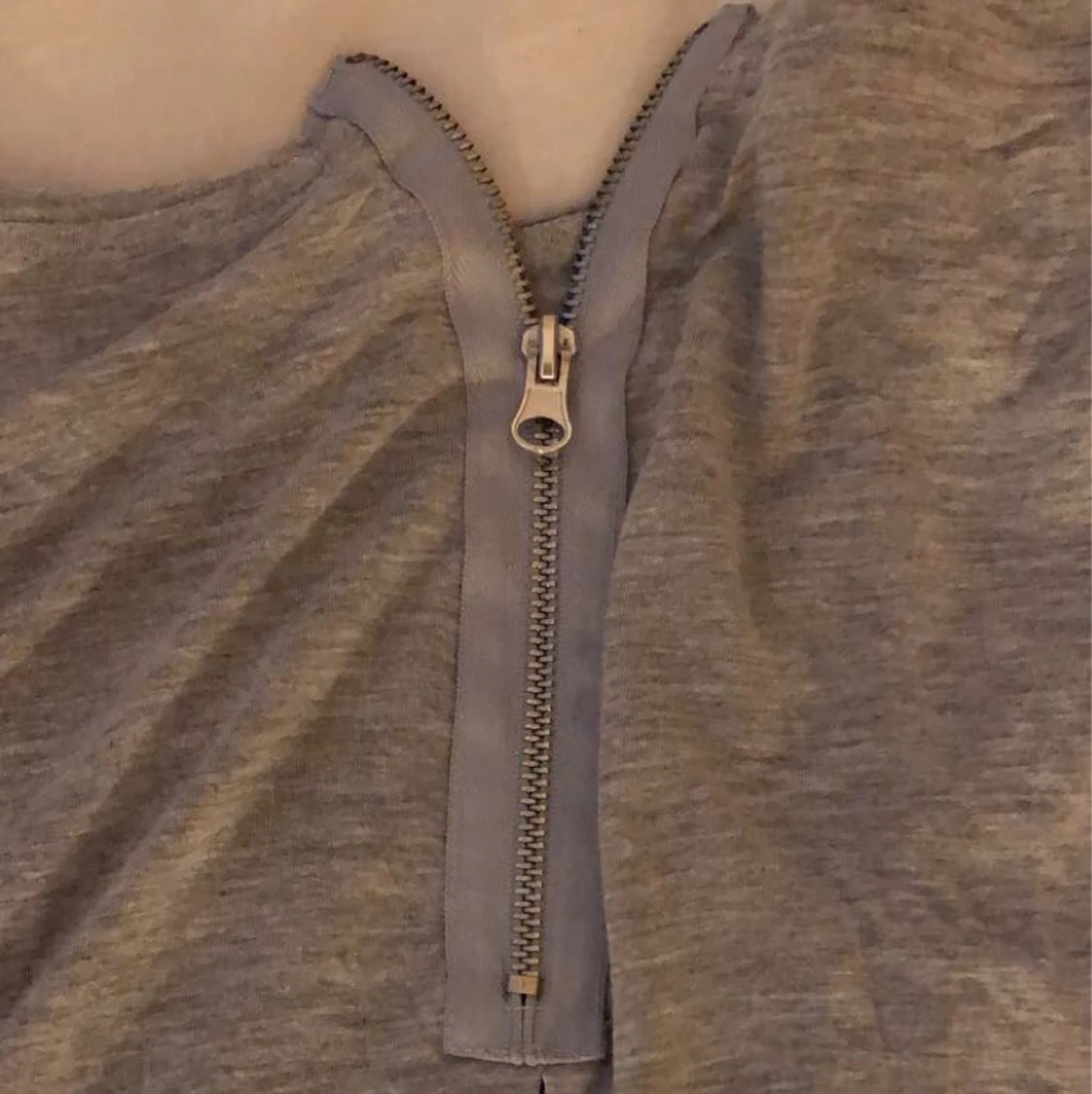 Grå tröja med dragkedja vid ryggen - 91