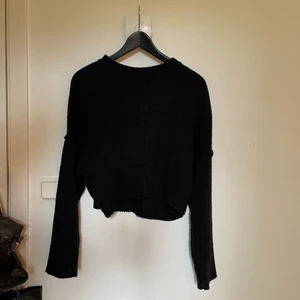 Stickad tröja - Svart stickad kortare tröja 