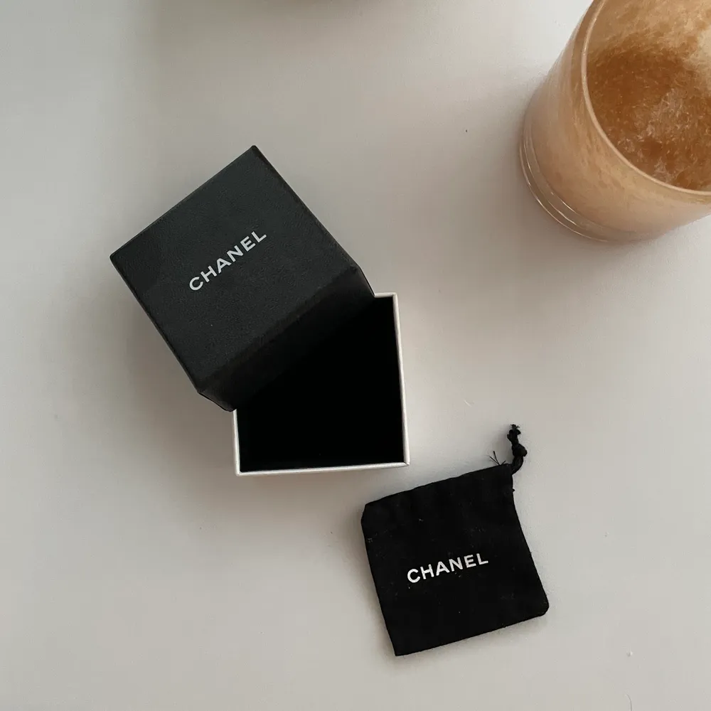 Säljer en fin äkta ask från Chanel, använt själv som prydnad i bokhylla. Fint att ha framme eller själv lägga i sina favvo örhänge ✨ bjuder på frakt! . Accessoarer.