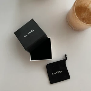  Chanel örhänge Ask  - Säljer en fin äkta ask från Chanel, använt själv som prydnad i bokhylla. Fint att ha framme eller själv lägga i sina favvo örhänge ✨ bjuder på frakt! 