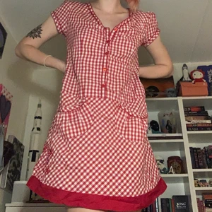 Rödrutig klänning  - Rödrutklänning - Storlek 36 - Säljer då jag aldrig används den - Köparen står för frakt 🌻🏴‍☠️🦆🌋