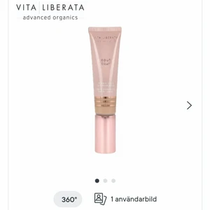 Vita Liberata Beauty Blur Latte - Helt ny - Oöppnad Utjämnande 'blurring-produkt' för ansiktet. Täcker ojämnheter och ger fin gyllene lyster. Den ekologiska formulan är som en primer och BB-creme i ett, med en skir nyans som täcker och korrigerar. Sheasmör och aloe vera extrakt mjukgör huden och ger den en sammetslen yta. Silkprotein binder fukt till huden och ger en jämn och fin finish.  10ml