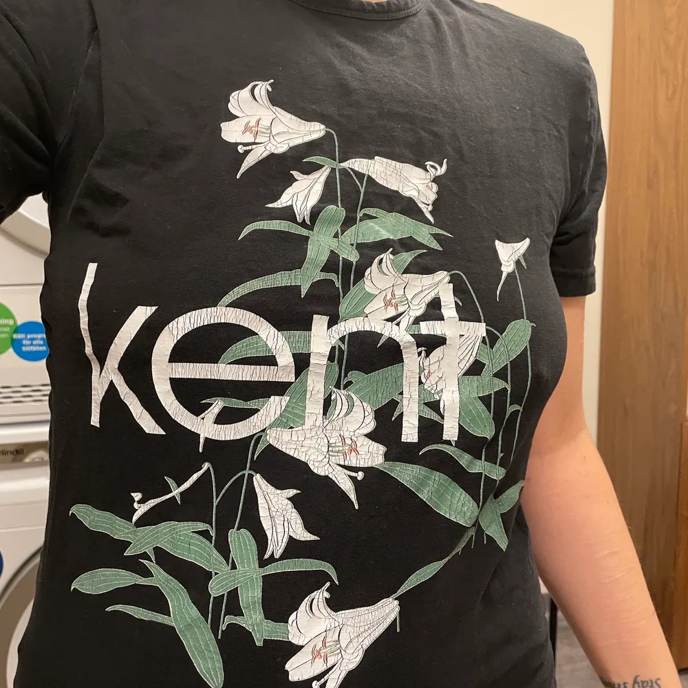 Kent T-shirt, köpte den av någon annan men den passar inte så bra längre! Ej använd sen jag köpte den av andra säljare! Står ej för postens slarv och skickar med postnord . T-shirts.
