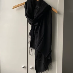 Svart pashmina sjal hijab  - Oanvänd svart pashmina sjal/hijab. Frakt går att diskutera.