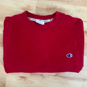 Championtröja!! ✨ - Tröja från Champion som tyvärr bara har legat i min garderob alldeles för länge och den förtjänar att hamna hos någon som använder den! Storlek Medium. 