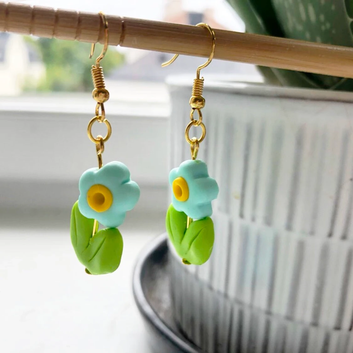Pastel blue daisy earrings  - 90