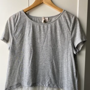 Tshirt från H&M strl L - Tshirt från H&M i fint skick. Använd 2-3 gånger. Färg gråmelerad. Storlek L. Frakt går att diskutera.