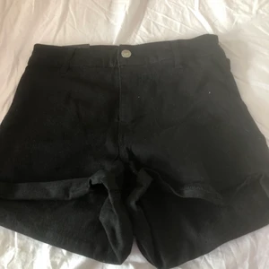 Shorts - Svartas shorts, aldrig använda då dem va för små för mig
