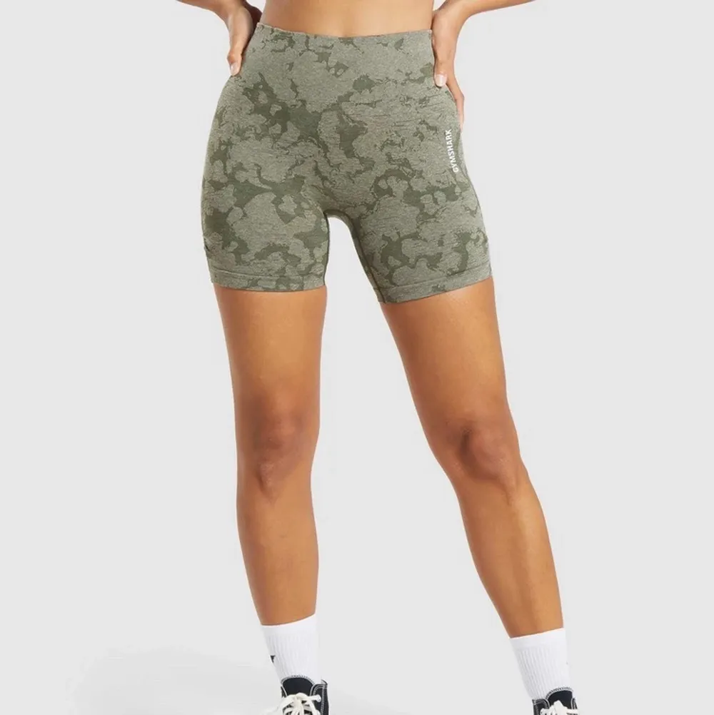 Säljer mina camo shorts från gymshark då jag tyvärr inte använder de, det är bättre om någon annan får användning för dem ☺️  Det finns inga defekter eller tecken på slitningar på dem då jag bara har använt de två gånger. Orginal pris: 450kr + 50kr frakt  Säljer för: 250kr + 48kr frakt  (Vill du köpa med sport bh-n blir priset 550kr) . Shorts.