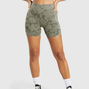Gymshark shorts  - Säljer mina camo shorts från gymshark då jag tyvärr inte använder de, det är bättre om någon annan får användning för dem ☺️  Det finns inga defekter eller tecken på slitningar på dem då jag bara har använt de två gånger. Orginal pris: 450kr + 50kr frakt  Säljer för: 250kr + 48kr frakt  (Vill du köpa med sport bh-n blir priset 550kr) 