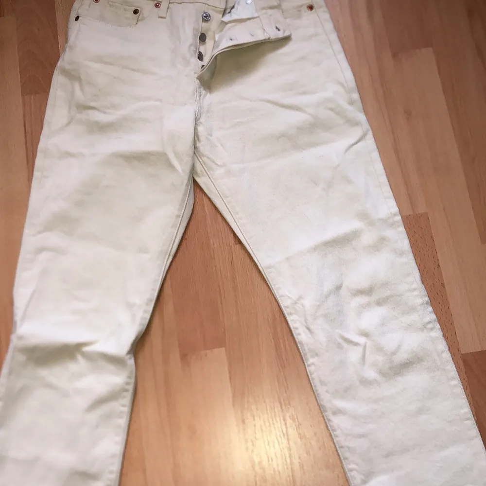 Vita Levis jeans! . Jeans & Byxor.