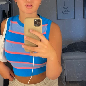 Trendig topp - Använd ett fåtal gånger❤️kan skicka mer bilder på tröjan om det behövs 🥰