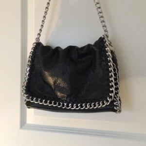 Tiamo väska  - Säljer min superfina tiamo väska. Är i fint skick dock är den lite små rostig på vissa ställen men dom är inte alltför synliga på utsidan. Den är 27 cm på längden och 9 cm på bredden.  Buda i kommentarsfältet ;) 