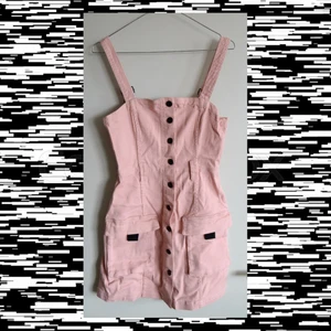 Rosa cargo klänning - Rosa cargo-liknande klänning med svarta detaljer. Oanvänd, tight fit 🖤🌸