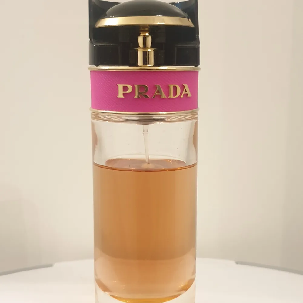 Prada parfym på 80ml köpt för 1299kr, använd men mycket kvar (över 65ml), se på bild. ÄKTA💓. Accessoarer.