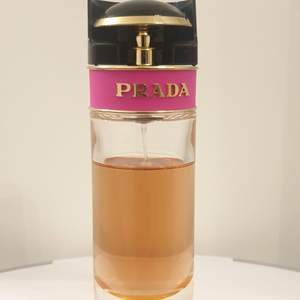 Prada parfym på 80ml köpt för 1299kr, använd men mycket kvar (över 65ml), se på bild. ÄKTA💓