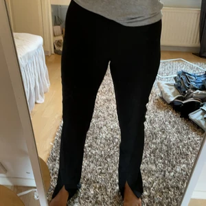 snygga kostymbyxor med slits nedtill - snygga kostymbyxor med slits nedtill, från NAKD