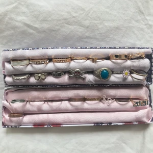 Ringar! - Säljer en massa ringar som inte kommer till användning🤩 De övre två raderna 10kr/styck, den undre raden 5kr/styck, frakt 12kr oavsett hur många du köper! Skriv för fler bilder eller storlekar osv, vissa är justerbara❤️