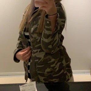 Militärjacka - Jättefin militär jacka från only! Justerbar i midjan och har 4 fickor! Storlek är XS men kan passa en S beroende på hur man vill ha den! Använd ett fåtal gånger men annars i mycket bra skick ! Köptes för ca 1 år sen🤍 för frågor skriv!  frakt ingår inte i priset!