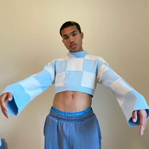 MONKI SWEATER - yaaaah baby skitsnygg blå-vit-rutig stickadtopp i storlek S från Monki! tröjan är loose och sitter hur bra som helst till låg- och högmidjade byxor. pris går att diskutera i DM🌱😌🤘🏽💕