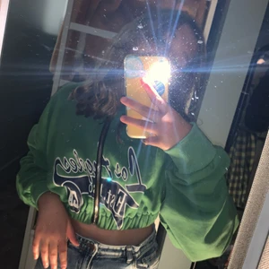 Cropped hoodie size XS - Snygg grön croppad Hoodie ifrån Adika! Kontakta innan för att jag är inte helt säker på om jag vill sälja eller inte.