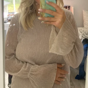 Glittrig topp - Väldigt fin gammalrosa glittrig topp ifrån Nelly köpt för ca 2 år sedan. Dubbla lager och är väldigt skön! Vida armar och passar allt ifrån xs-m skulle jag säga🤍 