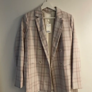 H&M rutig kavaj - Oversize. Helt oanvänd. Superfin men har likadan i annan färg som det blivit att jag använt istället. 