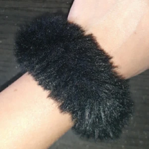 Svart hår snod. - Svart hår snod. Passar alla händer 