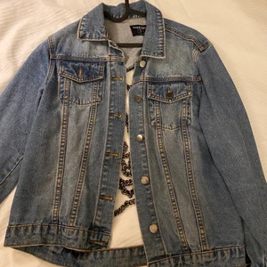 Jeans jacka - Snygg Jeans jacka med öppen rygg med kedjor, snygg detalj! Använd fåtal gånger!