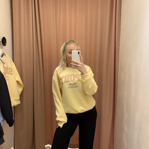 Sweatshirt ginatricot - Säljer denna tröjan från ginatricot som är nästintill oanvänd. Kan mötas upp eller frakta, köpare betalar för frakten. BUD 150kr