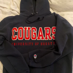 INTRESSEKOLL på champion hoddie - INTRESSEKOLL på en superfin marinblå champion hoddie köp second hand. Inga skador eller något på den så i toppen skick. Det är en storlek S men skulle säga att den är en större S. Om det är många intresserade startar jag en budgivning💕