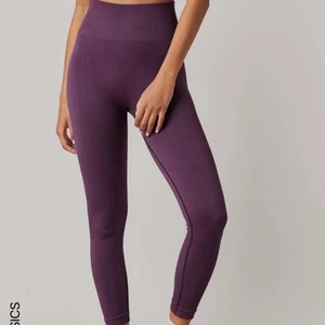 plick  - Lila träningsbyxor från shein. Har så många andra träningstights som jag använder så därför säljer jag dessa. Har aldrig använt de, bara testat. Dem är inte genomskinliga och färgen är så snygg. Säljer för 70kr + frakt som är 66kr