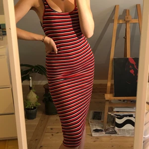 Randig klänning - En väldigt bekväm klänning som sitter på plats och inte behövdr dras rätt konstant. Skönt material, använd få gånger👗