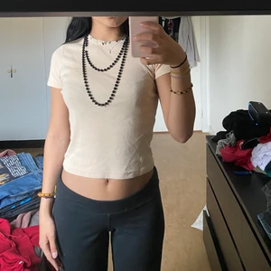 Beige tshirt 🙈 - (Garderobsrensning!) Beige tshirt som är lite kortare🐻 Gillar verkligen denna men färgen gör att min hudton ser riktigt grå ut😒 Köpare står för fraktkostnad eller mötas upp i Västerås😝