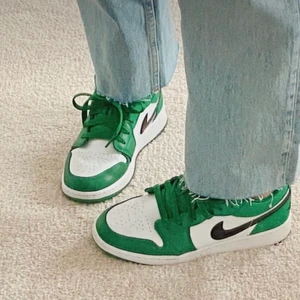 Nike skor jordens 1  - E helt nya var för små för mig passar me så mycket outfits så fin färg och super coola