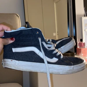 Höga vans  - Säljer dessa trendiga höga vans i mörk grått 