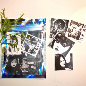 Junji Ito klistermärken sett - Klistermärken med motiv från Junji Itos manga böcker! 10 st klistermärken! Kostar 30 plus 11kr frakt ;) Det går att beställa klistermärken med egna bilder ni skickar till mig! 