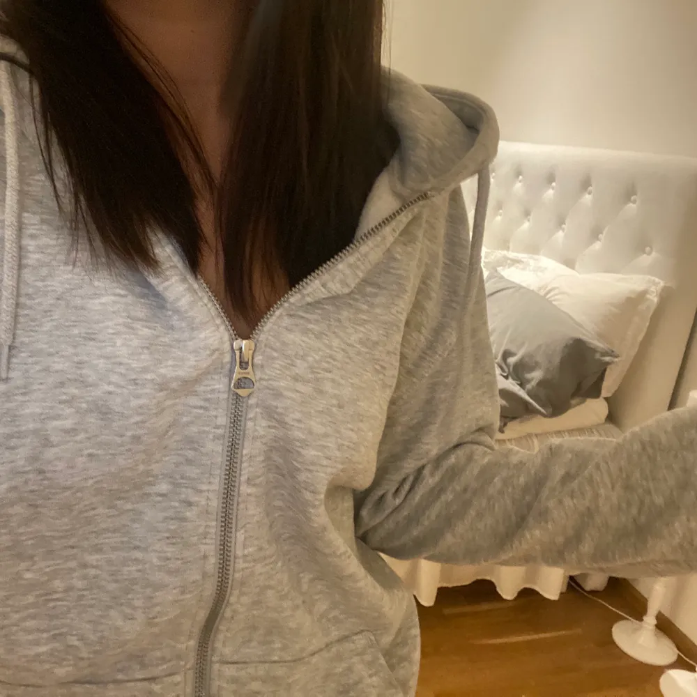 Säljer min skitsnygga gråa oversized hoodie med dragkedja. Den är från Weekday (herr) i strl XS. Högsta bud: 260kr + frakt. Hoodies.