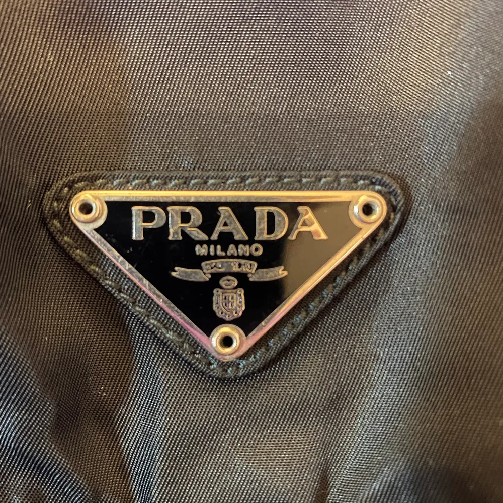 Vintage Prada Nylon ryggsäck 🎒 storlek: 32 cm Hög  15 cm Längd 30 cm bredd passar perfekt för en laptop o andra skolgrejer. Grymmt vintage skick. . Väskor.