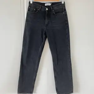 Svarta jeans från &Other stories i storlek 26, som inte passar längre tyvärr. Säljs för 100 ex frakt❤️