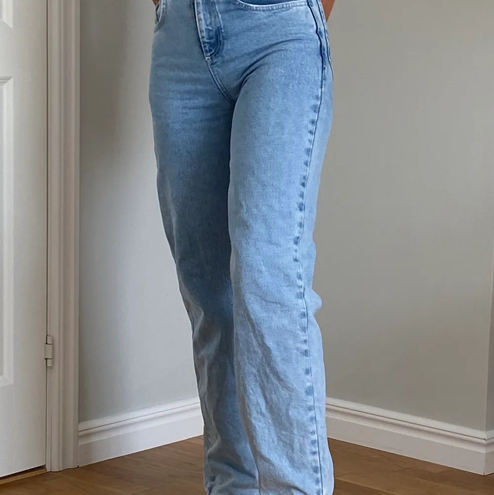 Såå snygga jeans från ASOS som tyvärr är lite för små för mig. Perfekt blå färg och kan matchas till de flesta tröjorna. Jeansen är även i perfekt längd, jag är 166 cm. . Jeans & Byxor.
