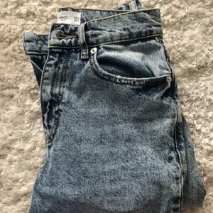 Säljer dessa mom jeans från mango i storlek 32💕 samfraktar gärna!