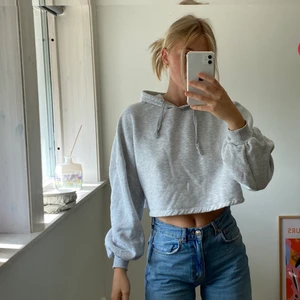 Grå cropped hoodie  - Ljusgrå kroppad hoddie. Tvättad några gånger. 