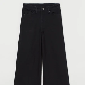  svarta raka jeans - Säljer dessa snygga svarta jeans ifrån hm som jag nästan aldrig använt. Dom är slutsålda nu och finns itne kvar i butik. Dom är storlek 36 men passar mig som är 34/32. Köparen står för frakten💗 skicka privat för fler bilder och hur dom ser ut på💗